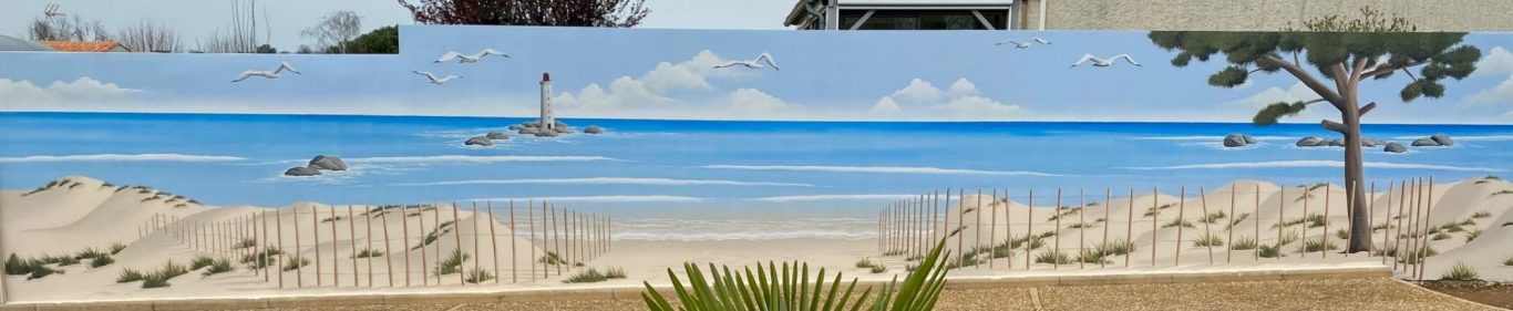 Fresque murale géante en extérieure au décor de jungle avec ses animaux. Réalisation Île aux enfant à l'île d'OLonne. Fresque représentant une plage avec mer et nuages, encadrée par des dunes de sable.