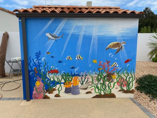 Murale sous-marin colorée avec des poissons, une tortue et un requin parmi des coraux.