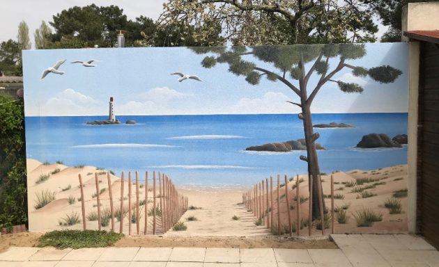 Mural représentant une plage avec mer, rocher, phare et oiseaux, sous un ciel bleu.