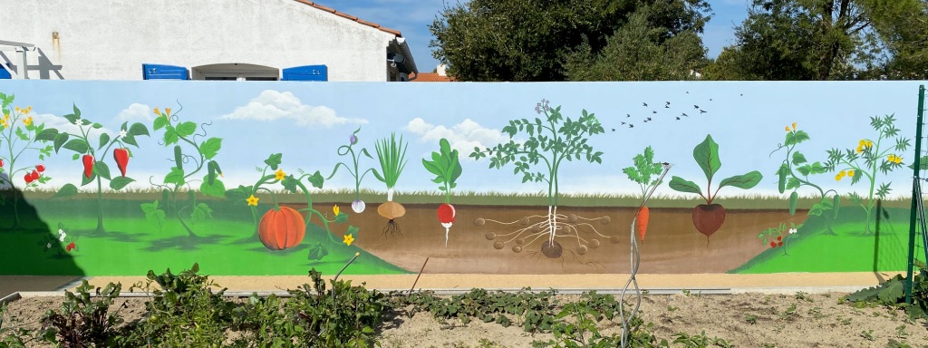 Fresque colorée représentant un jardin avec légumes, fleurs et un sol fertile.
