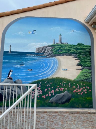 Fresque représentant une plage, des phares et des oiseaux au bord de la mer.