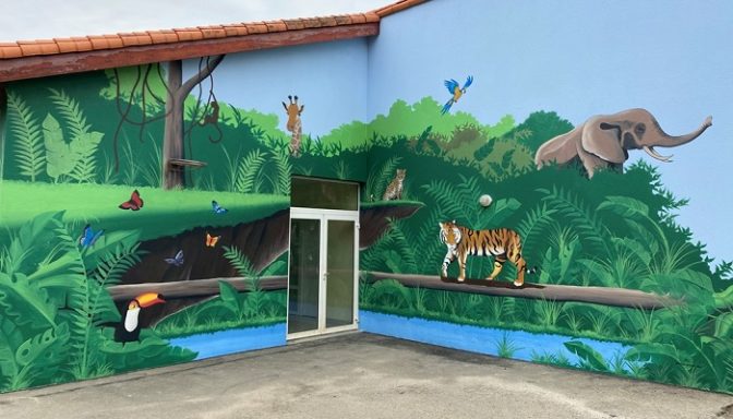 Fresque murale colorée représentant des animaux dans un environnement sauvage.