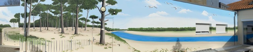 Fresque en trompe oeil plage avec forêt de pins réalisation fresque à l'ehpad de talmont saint hilaire Peinture trompe oeil paysage de plage avec sable, pins et un ruisseau bleu sous un ciel clair.
