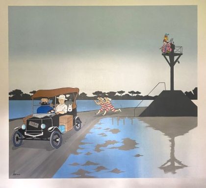 Une vieille voiture passe près d'une baignade, avec des nageurs et un plongeoir.