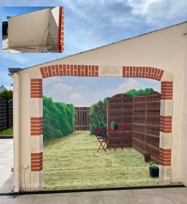 peinture en trompe oeil Mural représentant un jardin avec une clôture et des meubles de jardin.