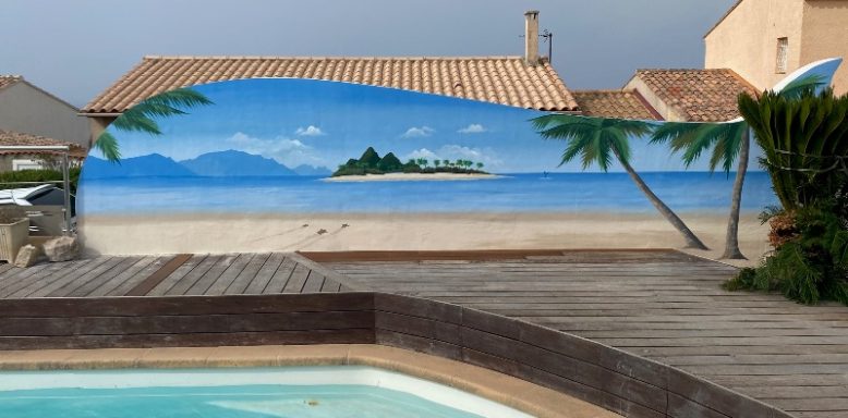 Murale représentant une plage avec des palmiers et une île au loin.