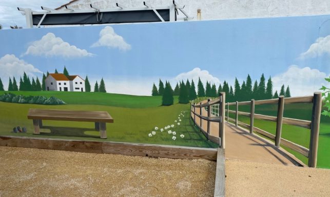 Fresque murale illustrant un paysage rural avec une maison, des arbres et un chemin.