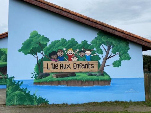 Murale colorée représentant des enfants souriants autour d'un panneau "L'île aux enfants".