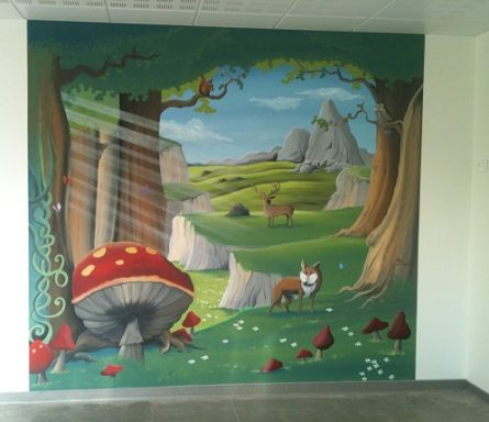Fresque murale représentant un paysage avec un renard, un champignon et des montagnes.