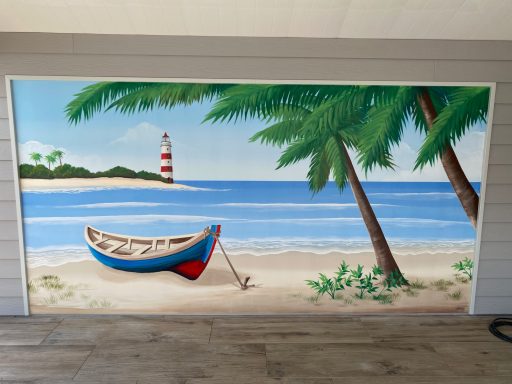 Peinture d'une plage avec un bateau, des palmiers et un phare en arrière-plan.