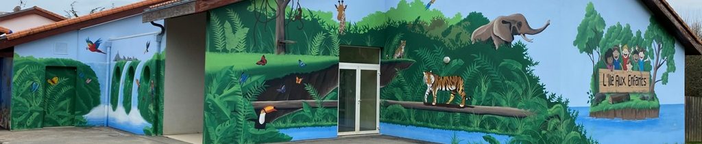 Fresque murale géante en extérieure au décor de jungle avec ses animaux. Réalisation Île aux enfant à l'île d'OLonne. Murale représentant la nature avec des animaux, des arbres et des cascades.