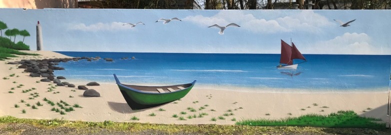 Peinture d'une plage avec un voilier rouge, un bateau de pêche et des mouettes.