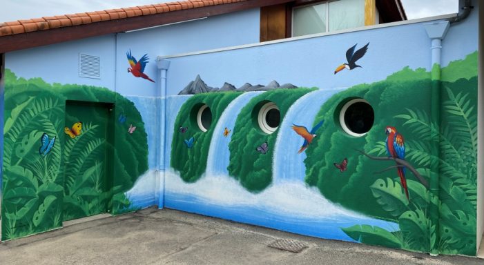 Fresque murale représentant des cascades et des oiseaux colorés sur fond verdoyant.